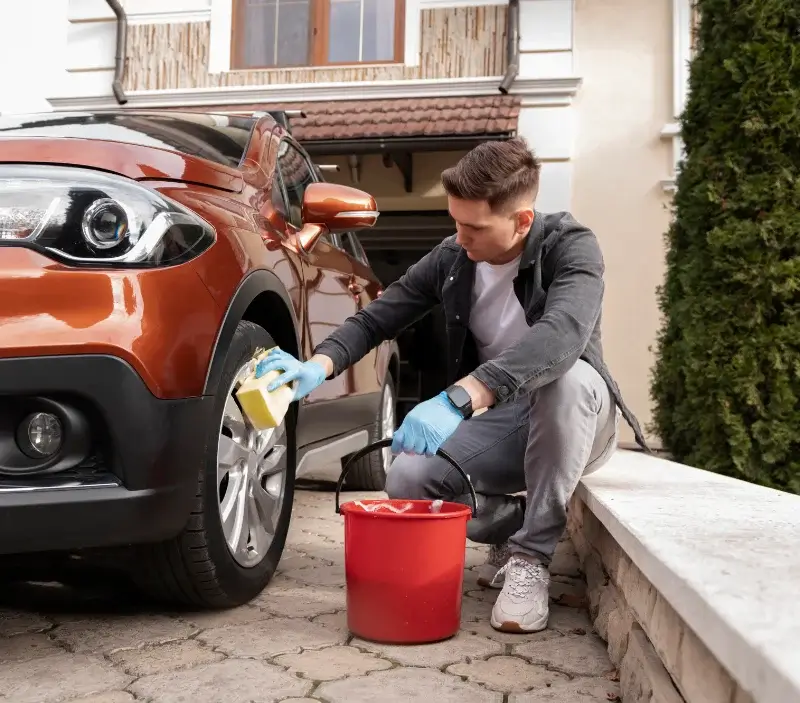 Lavage auto à domicile Haut-Bocage : professionnel intervenant sur un véhicule